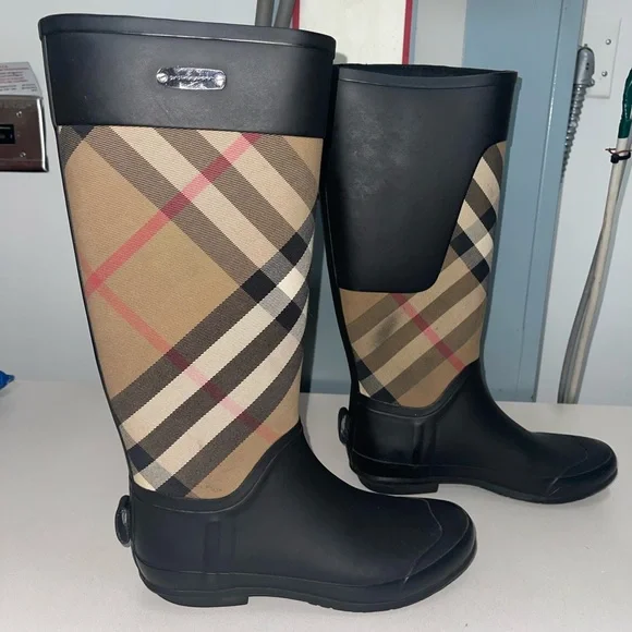 Lightly worn Burberry rain boots! - Picture 8 of 9